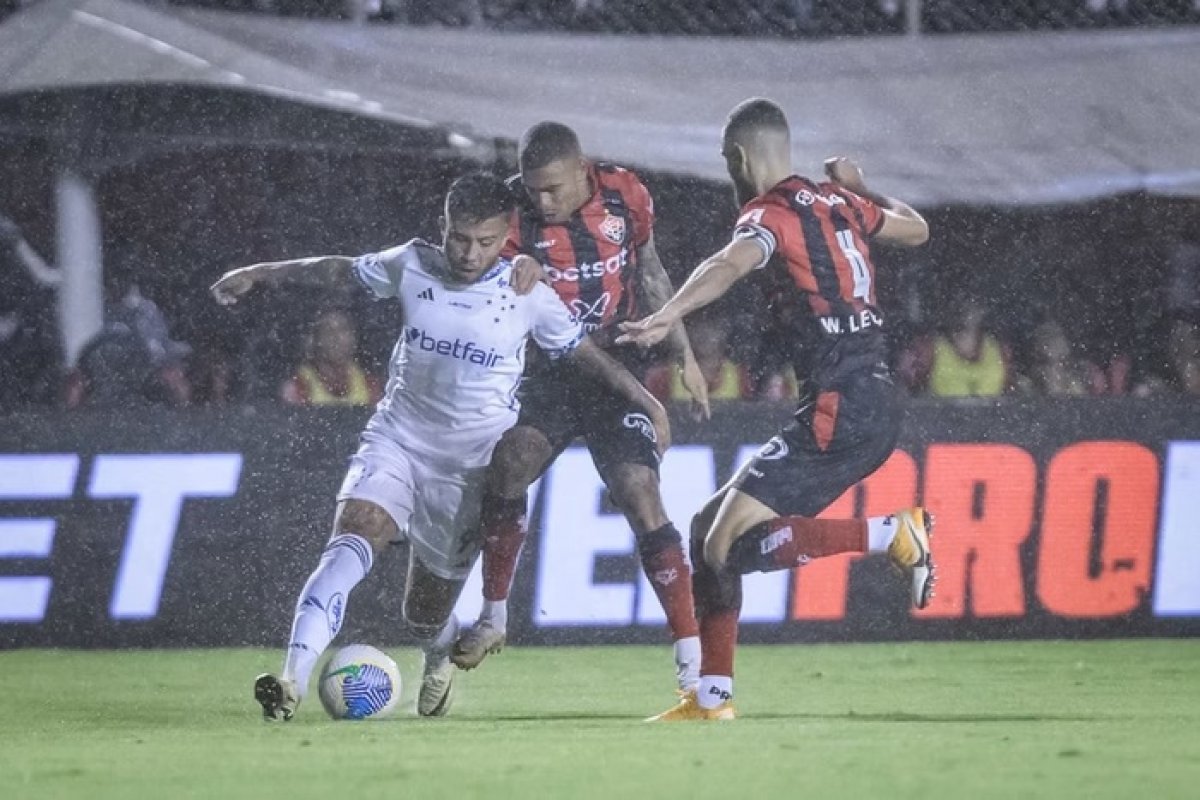 Para se manter fora da zona na pausa para o Mundial, Vitória recebe o Cruzeiro no Barradão