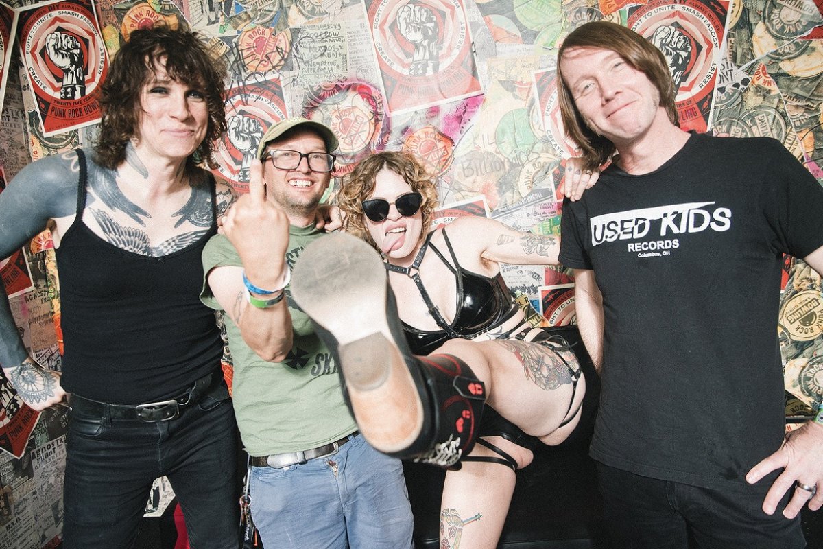 Laura Jane Grace retorna ao Brasil para turnê solo e divulga novo álbum 