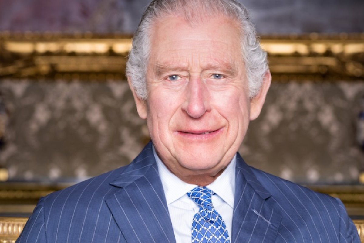 Charles III homenageia vítimas de queda de avião na Índia durante desfile oficial