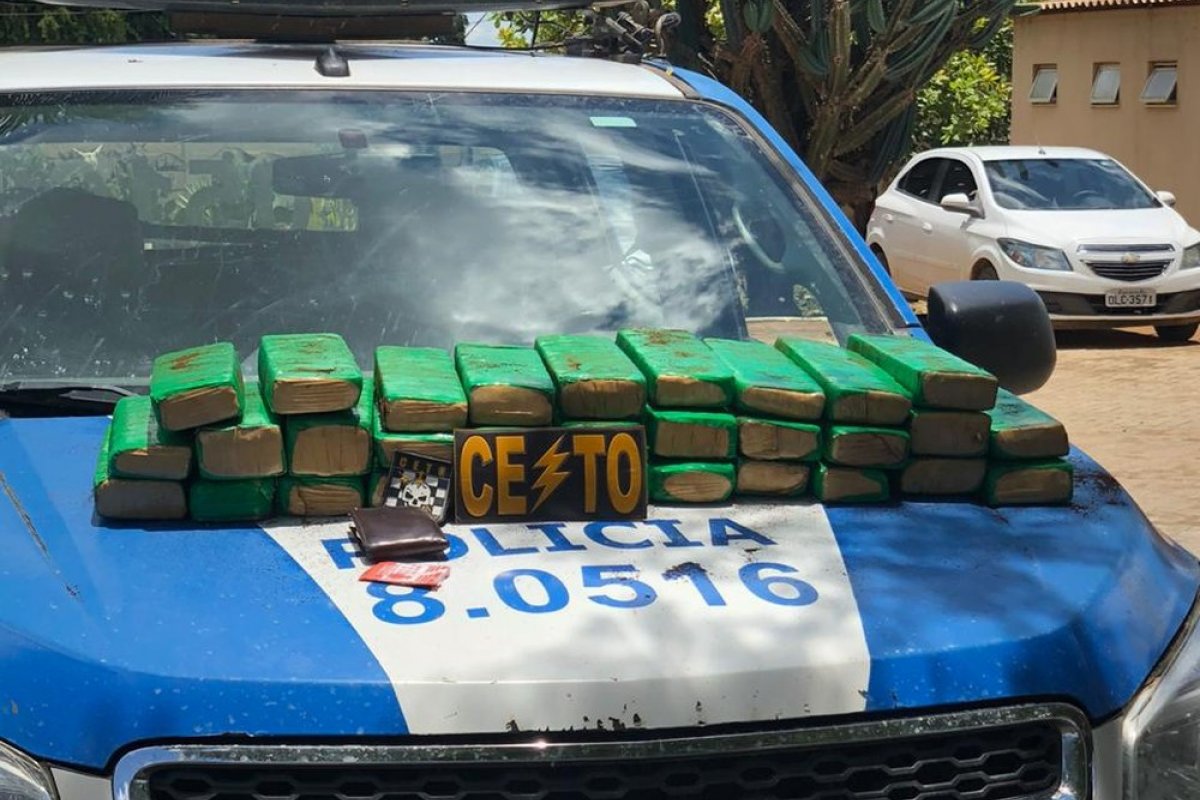 Dupla é presa após ser flagrada com 60 kg de maconha em moto na Bahia