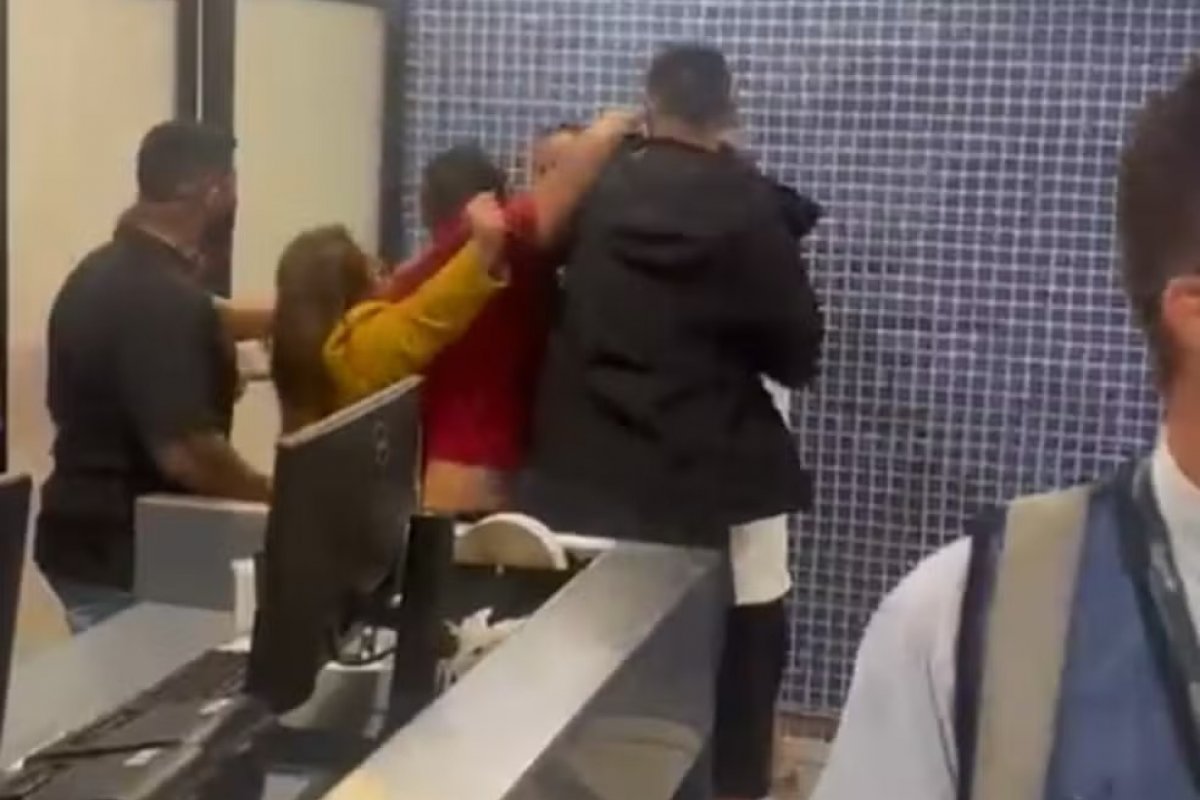 Vídeo: Passageiros se envolvem em briga no Aeroporto do Recife após cancelamento de voos 