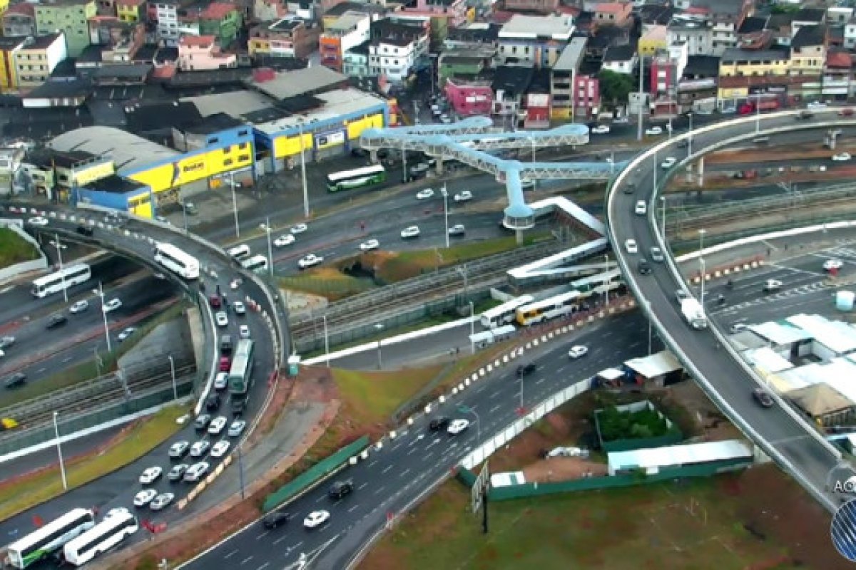 Duas pessoas ficam feridas na Av. Bonocô, em Salvador, após queda de moto 