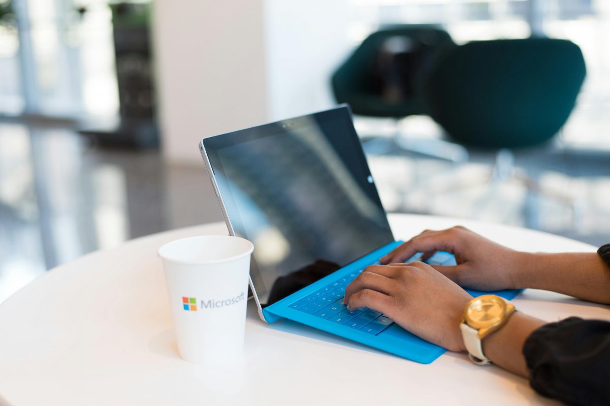 Número de reuniões de trabalho após às 20h cresce 16% em 2024, aponta estudo da Microsoft