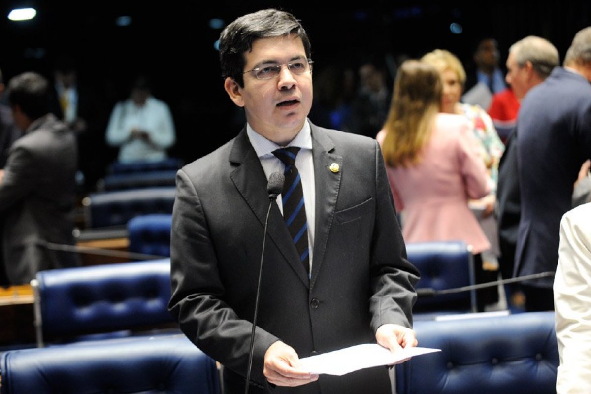 "A gente estava com vontade louca dessa CPMI ser instalada", diz Randolfe sobre investigação do INSS