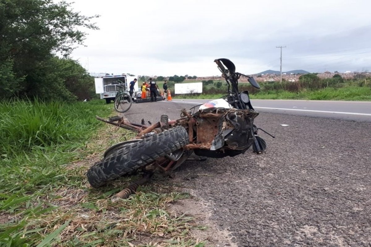 Três pessoas morrem após moto em que estavam ser atingida por caminhonete no norte da Bahia