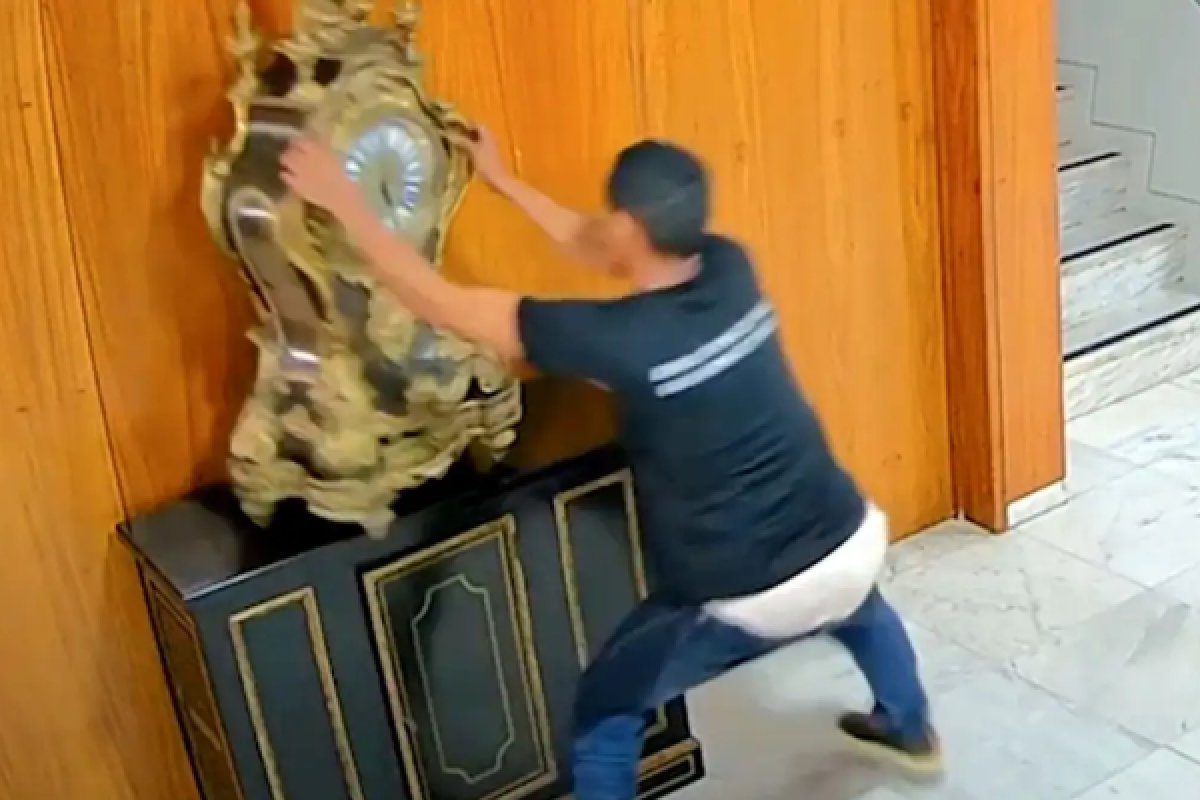 PF prende homem que destruiu relógio histórico nos atos de 8 de janeiro