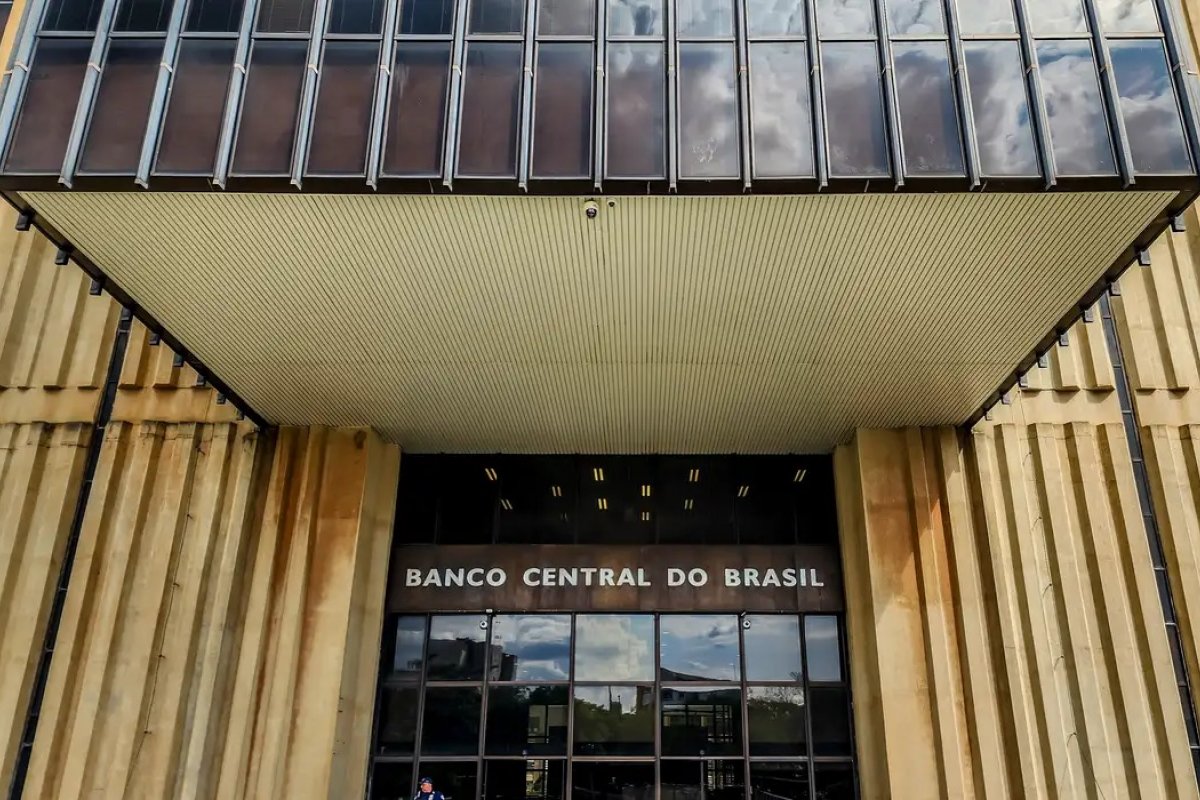 Banco Central diz que Selic deve ser mantida em 15% por período prolongado