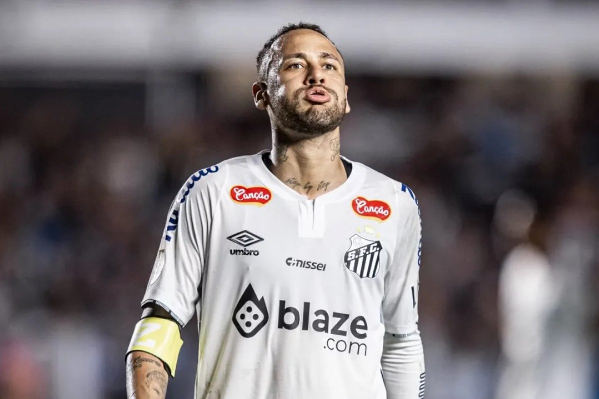 Com salário acima de R$ 4,5 milhões, Neymar fecha renovação com Santos até dezembro 
