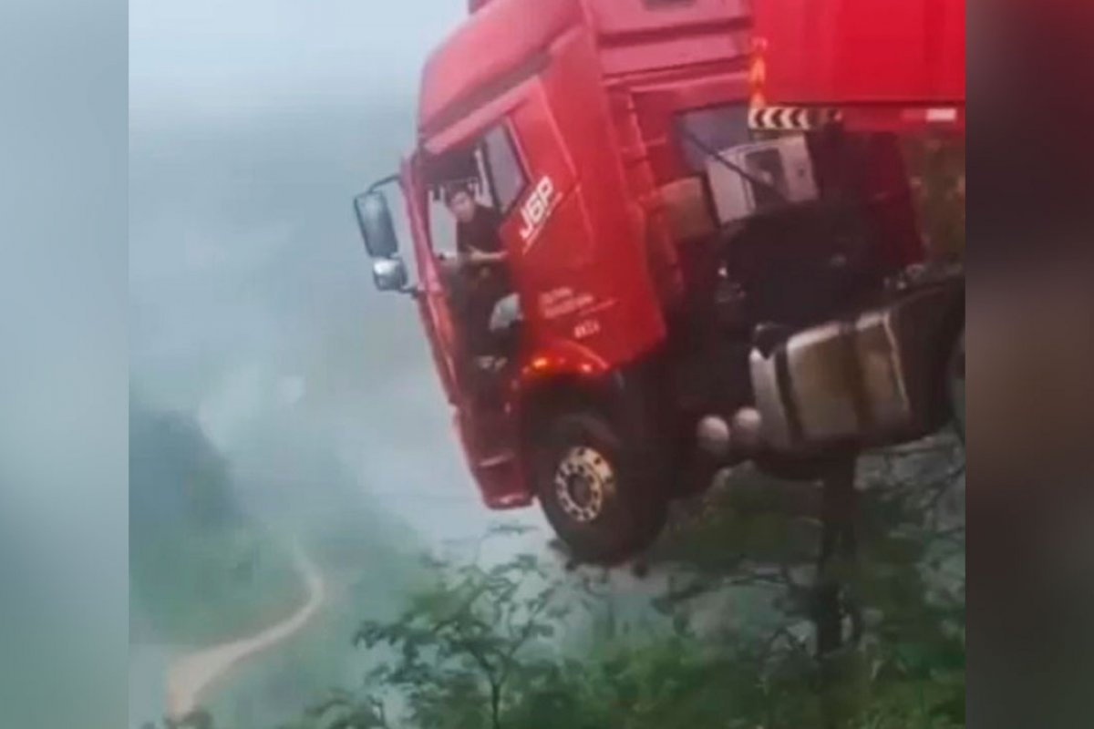 Vídeo: caminhão com motorista fica pendurado à beira de rodovia após ponte desabar na China