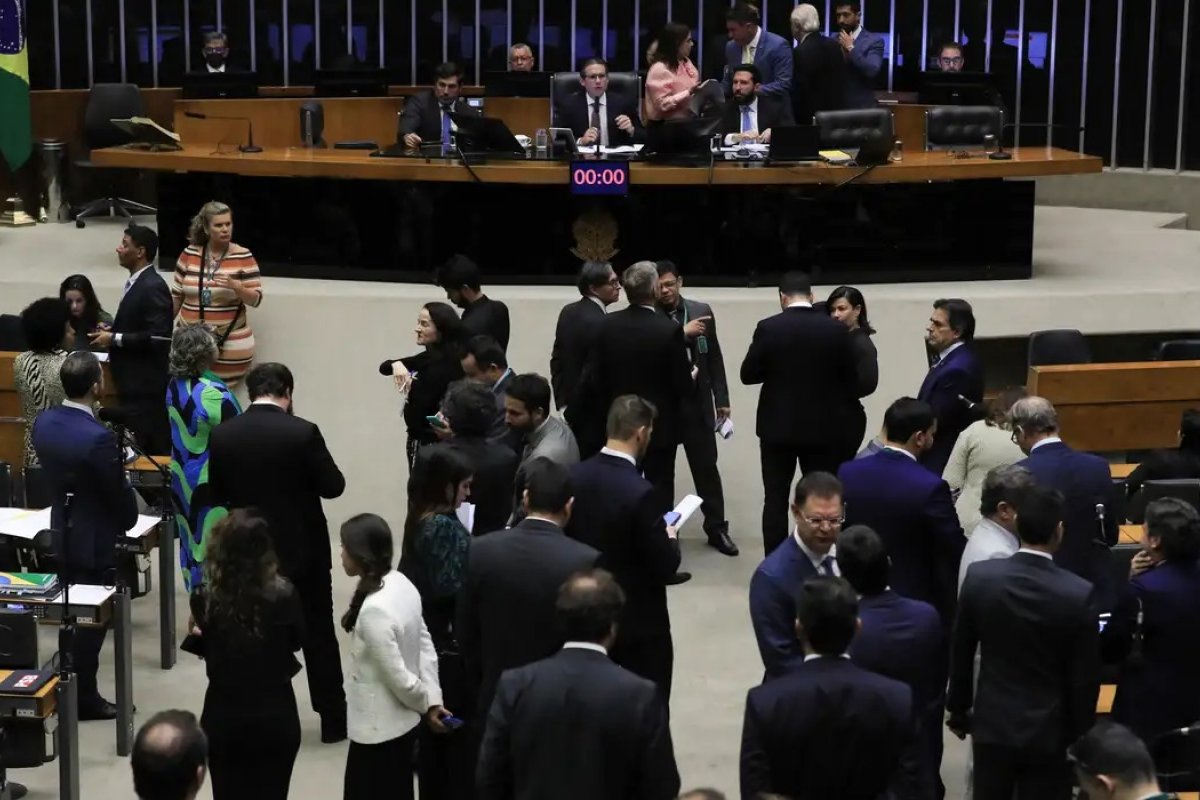AGU estuda resposta à revogação do IOF pelo Congresso