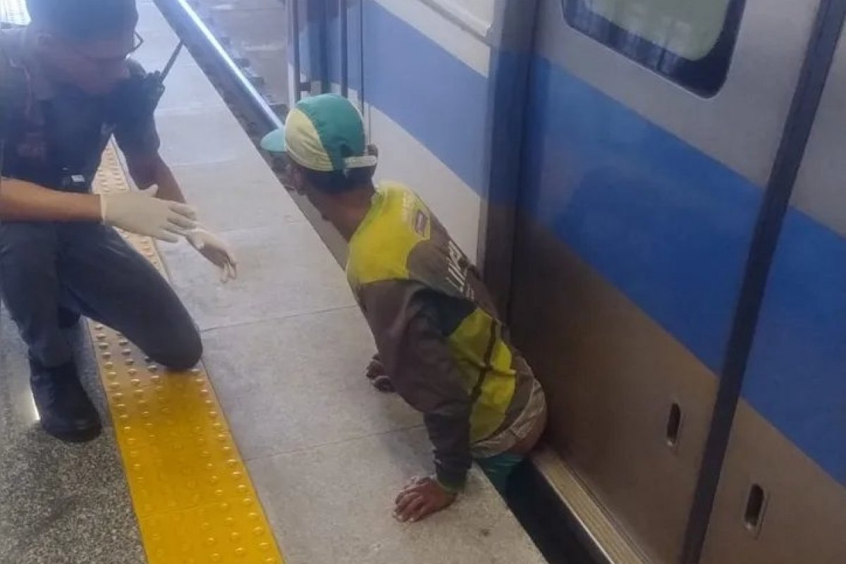 Estado de saúde do homem que ficou preso entre trem e plataforma do metrô de Salvador é grave