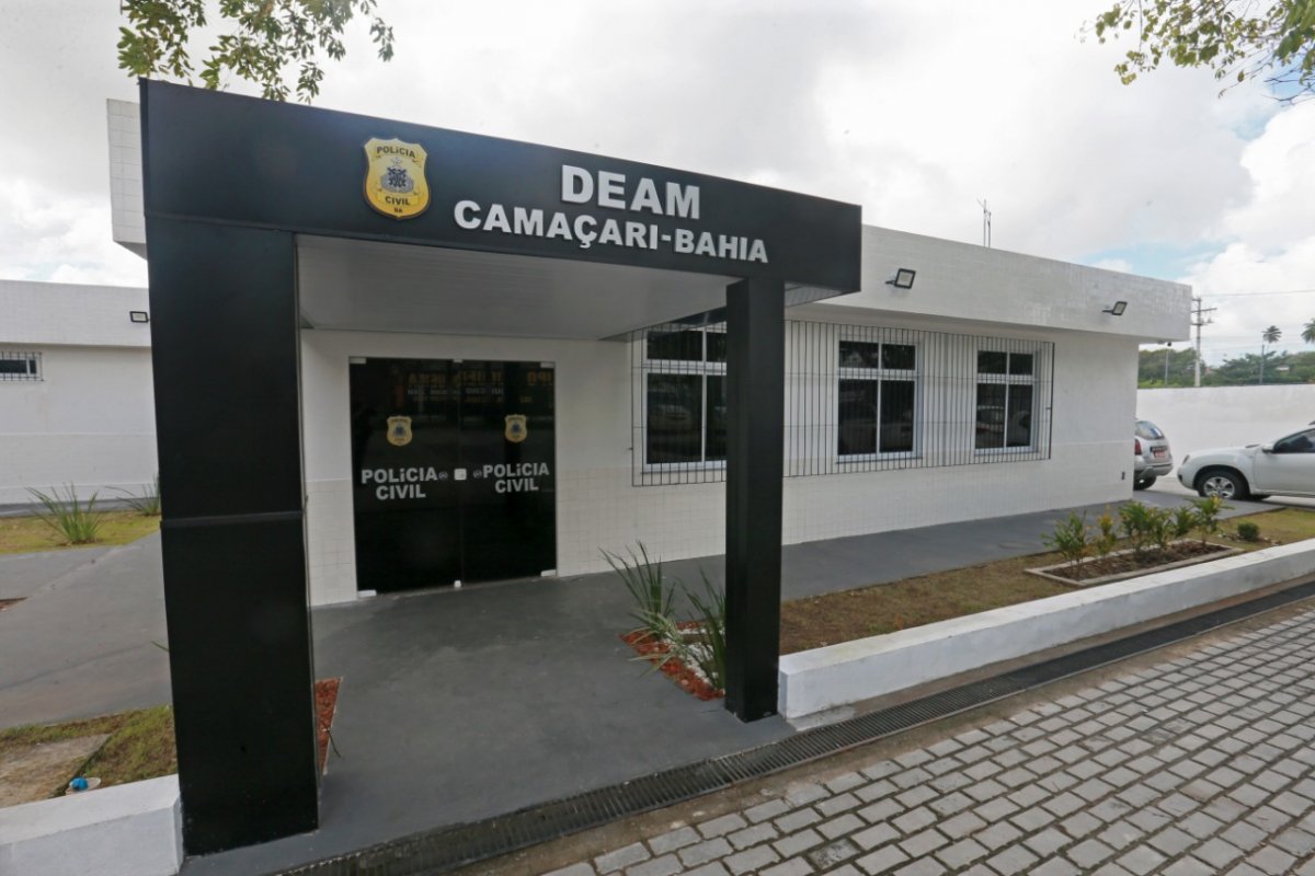 Grávida morre após tentar proteger marido de tiros na RMS; suspeitos invadiram residência do casal