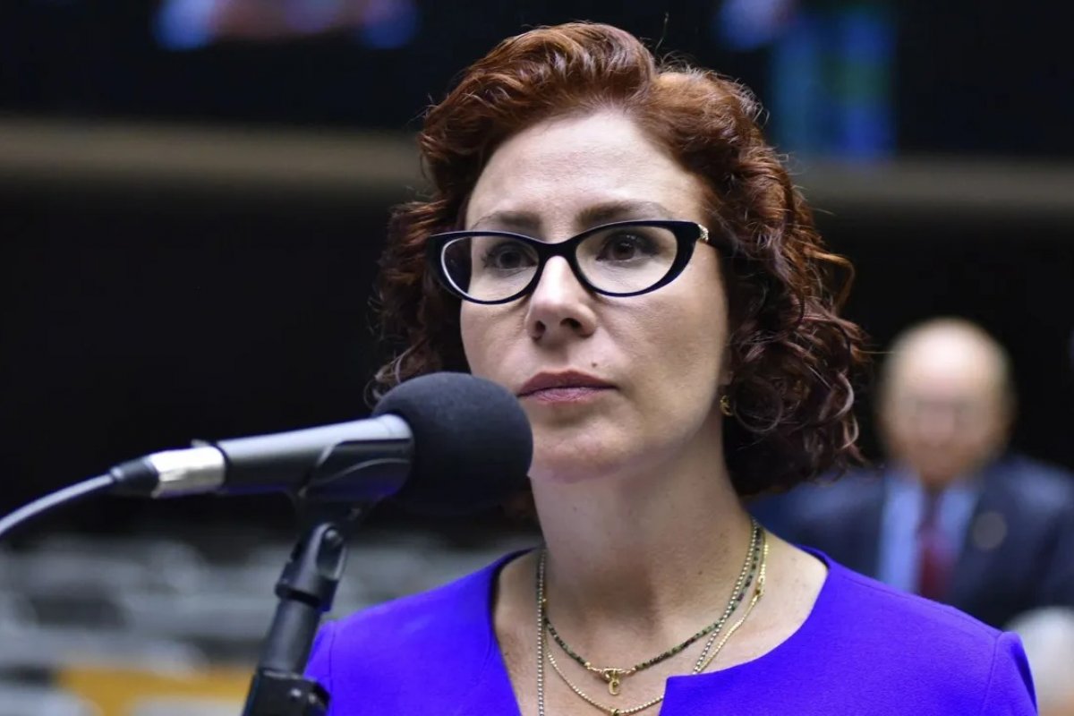 Carla Zambelli completa um mês foragida após ser condenada a 10 anos de prisão