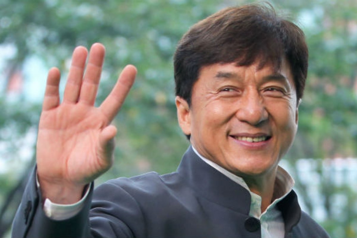 Ator Jackie Chan oferece alta quantia a quem desenvolver medicamento contra coronavírus