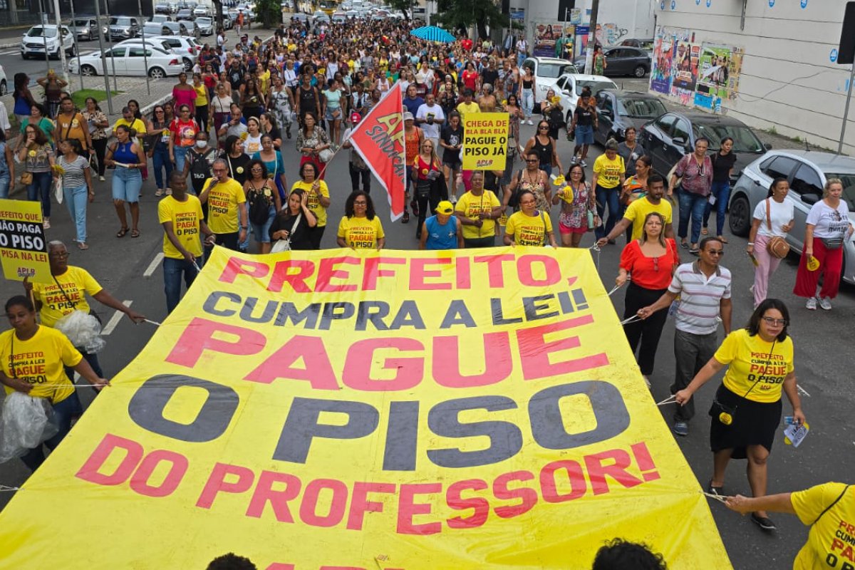 Greve dos professores municipais de Salvador completa 60 dias com impasse sobre piso salarial e denúncia de 'manobra contábil'