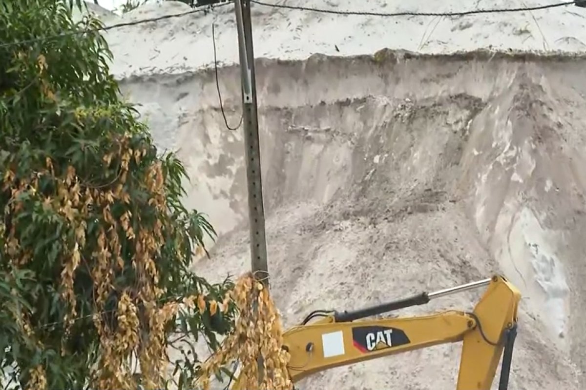 Trabalhador é resgatado após ficar parcialmente soterrado em obra da prefeitura de Salvador