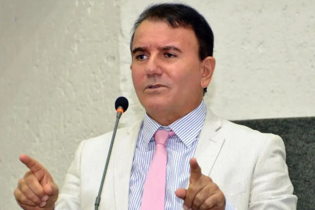 Preso há duas semanas, prefeito de Palmas sofre infarto e é internado