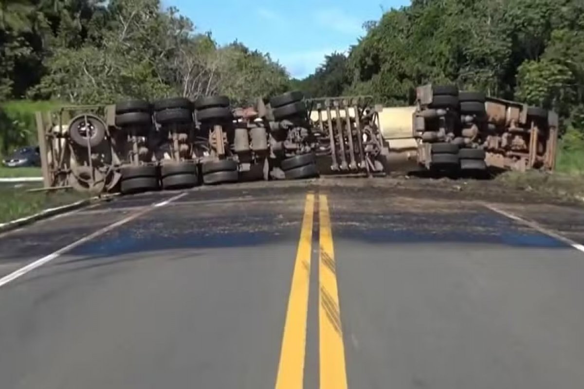 BR-101 segue interditada há 20 horas após tombamento de carreta em Ubaitaba