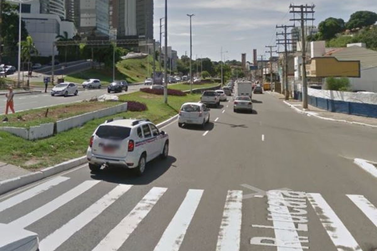 Carro capota na região da Av. Lucaia 