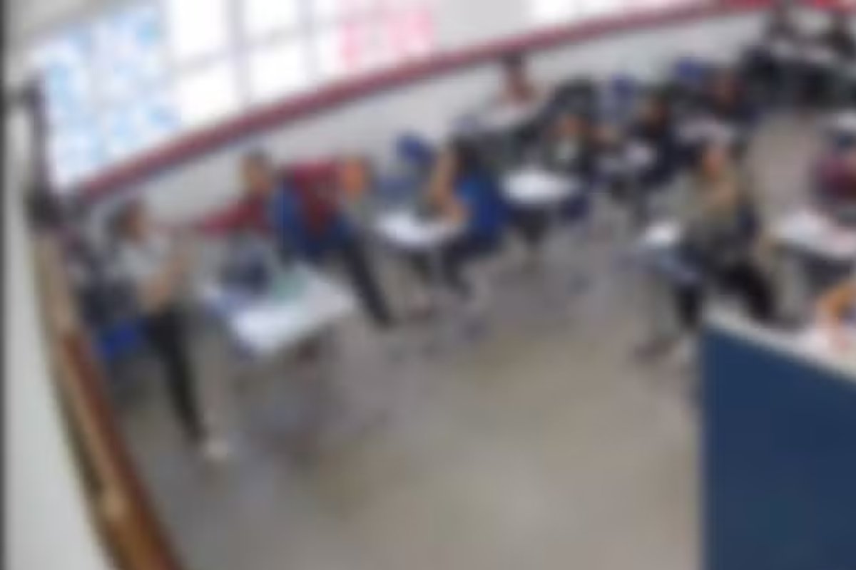Vídeo: estudante de colégio baiano agride professora com tapa no rosto após confusão com colegas