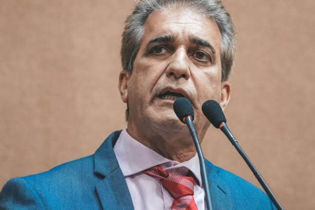 Robinson Almeida chama Bolsonaro de 'lambe-botas de Trump' e critica submissão da extrema-direita aos EUA