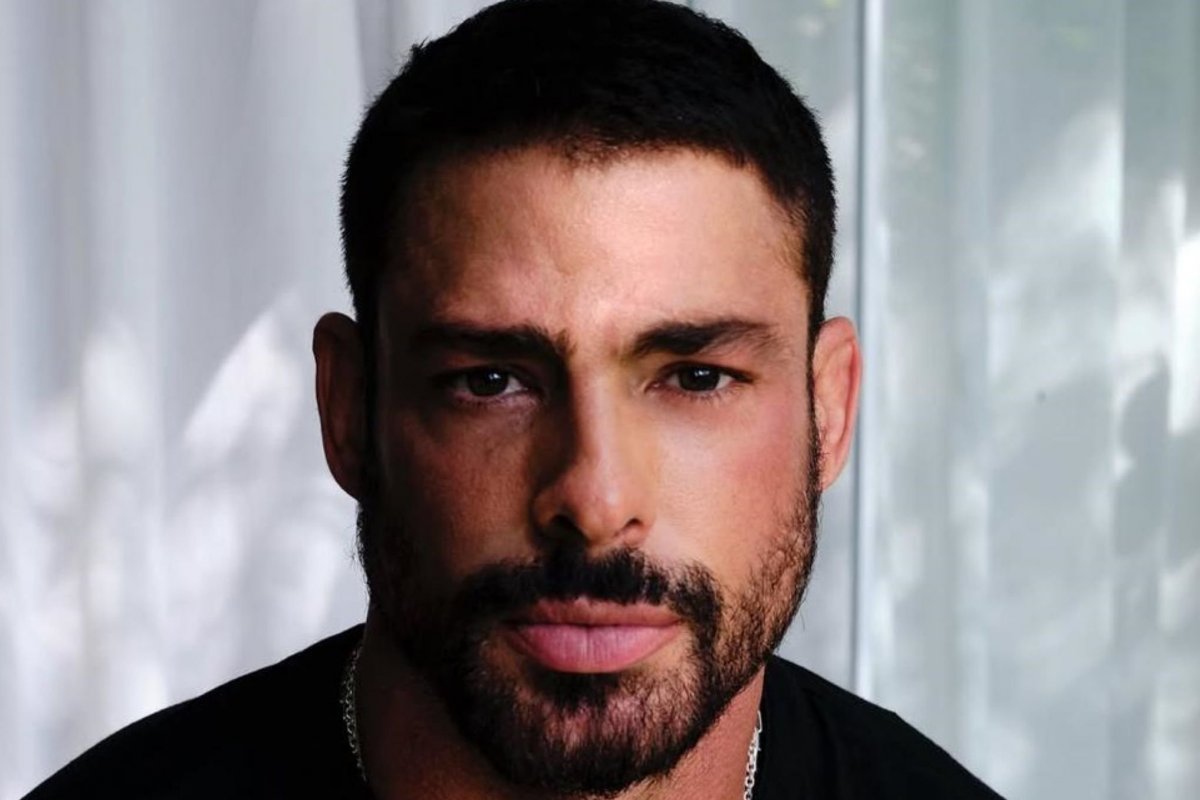 No remake de Vale Tudo o personagem de Cauã Reymond volta de Paris com saudade do nosso açaí! 
