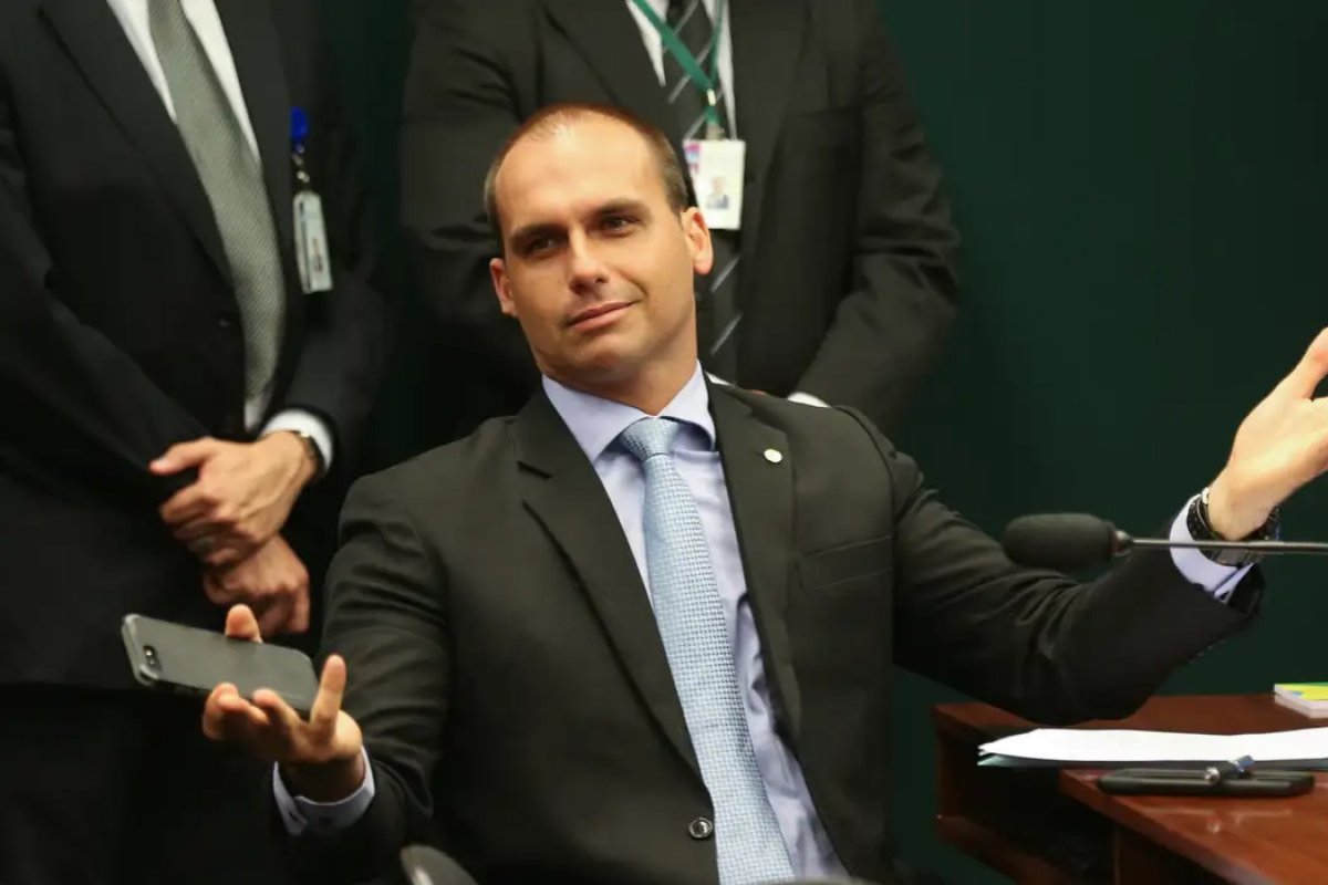 Apoiadores de Bolsonaro buscam solução para impedir cassação de Eduardo Bolsonaro; partidos do Centrão preferem não intervir