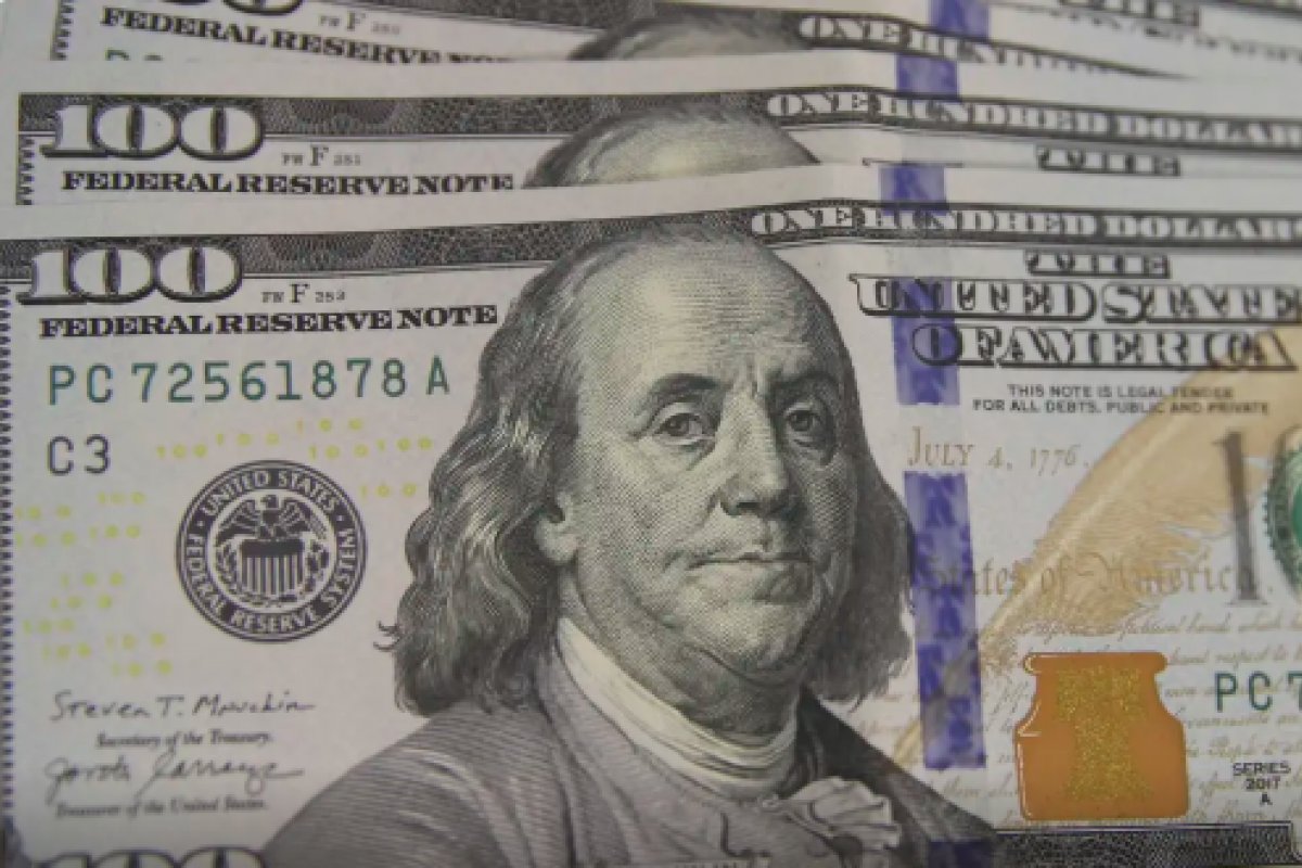 Dólar tem diminuição e chega a R$ 5,54, na contramão do exterior e com as tensões após IOF