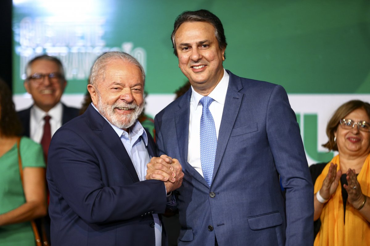 Governo Lula compra apenas livros de português e matemática para o ensino básico