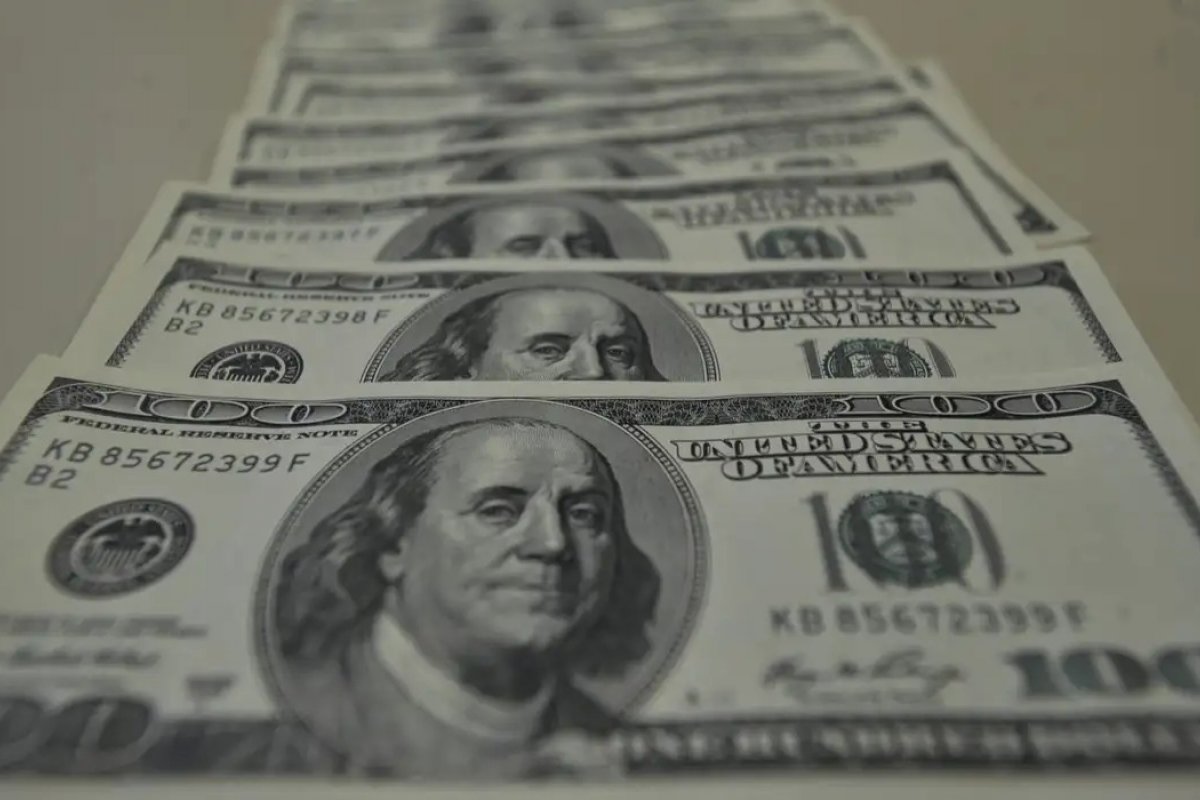 Dólar fecha a R$ 5,56 com tensões comerciais e baixa movimentação