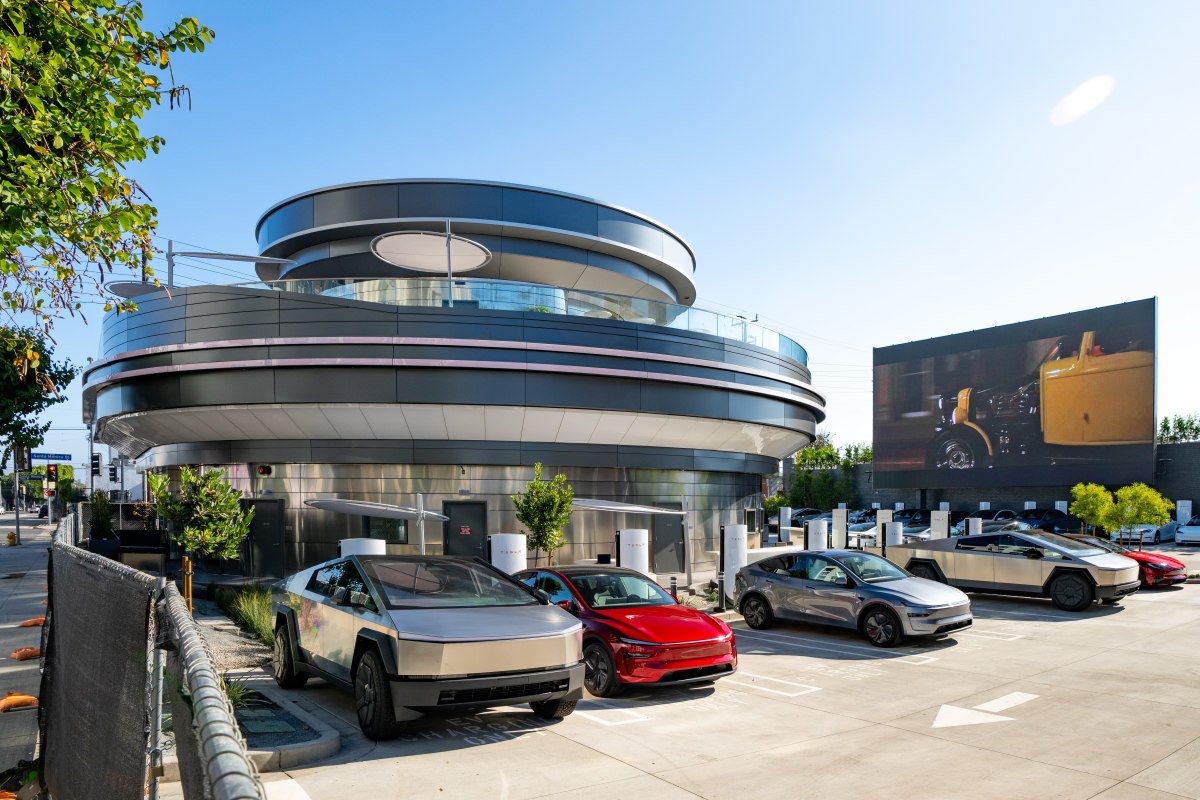 Tesla inaugura lanchonete com ponto de carga rápida em Los Angeles