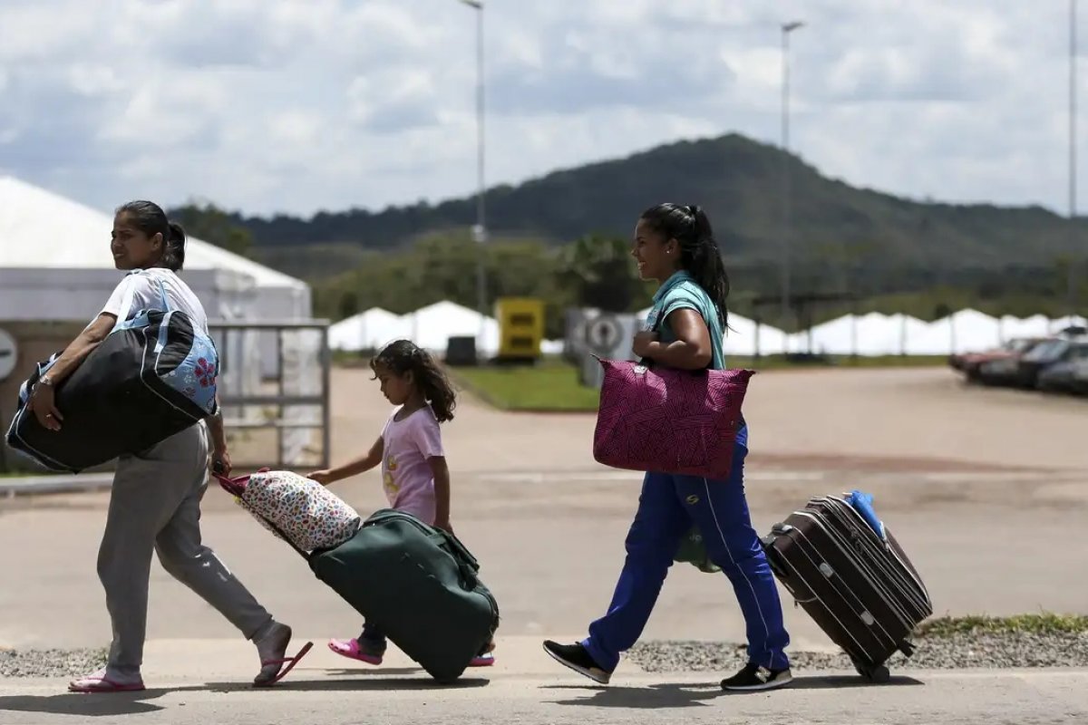 Embaixada dos EUA no Brasil usa referência do filme 'E.T' para postar mensagem sobre imigração