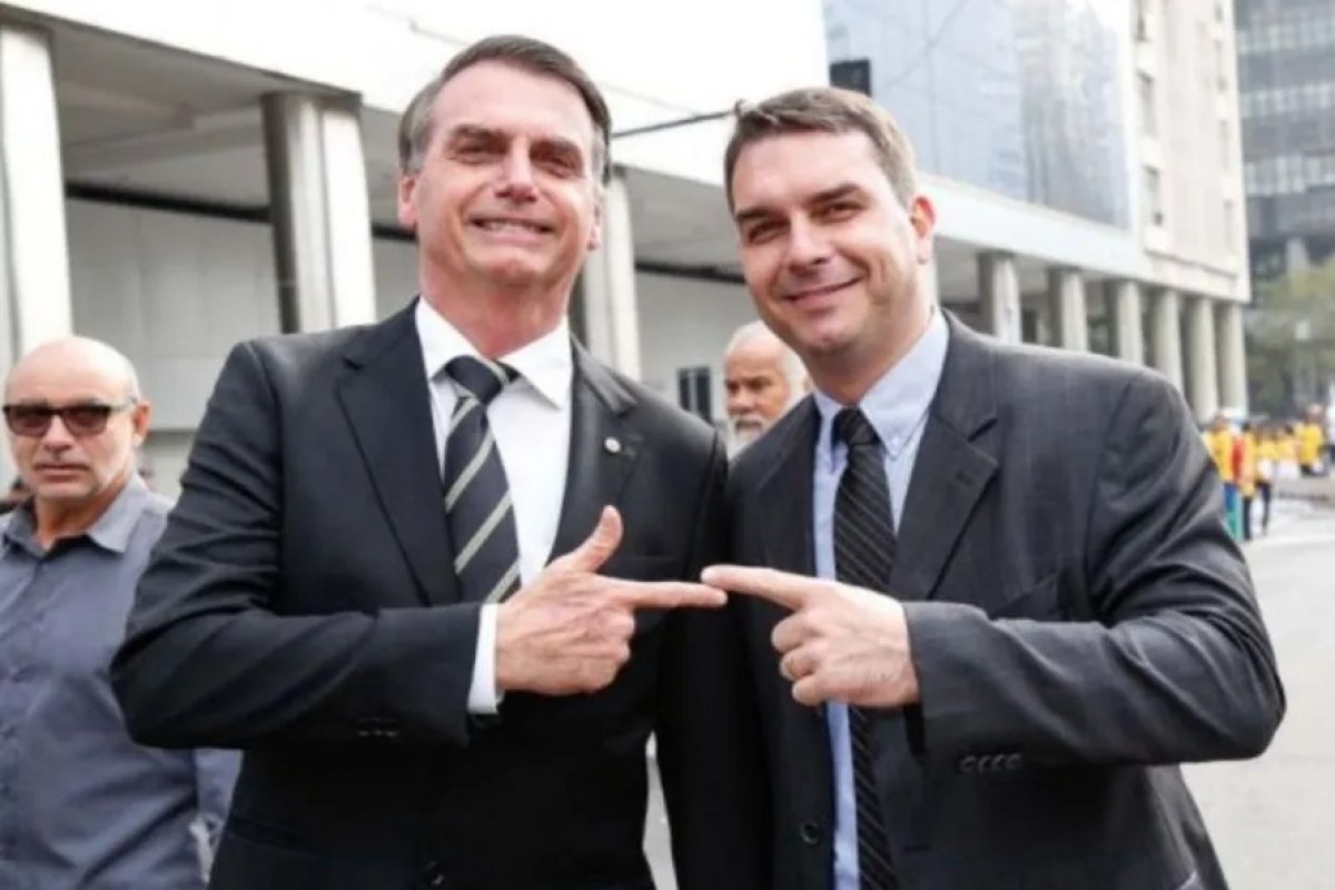Flávio Bolsonaro deve interromper férias na Europa após pressão de aliados