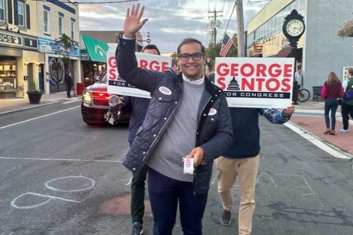 Foragido, ex-deputado George Santos se entrega à polícia