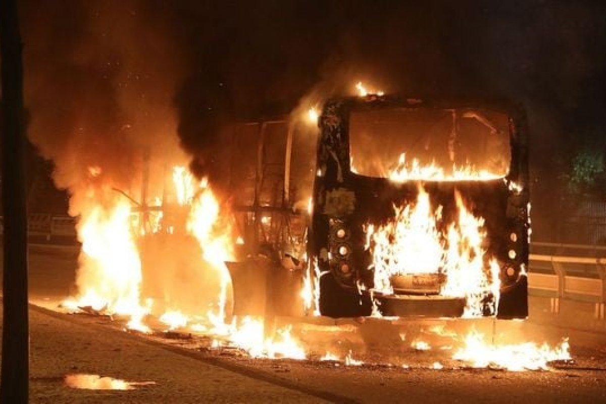 Morador de rua dorme com vela acesa em ônibus e fogo atinge 8 veículos