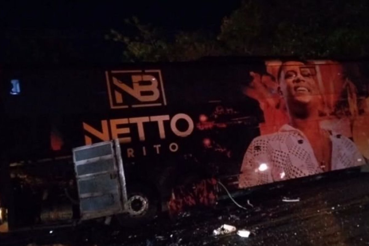 Acidente entre ônibus de cantor de arrocha e carro deixa três mortos em rodovia na Bahia