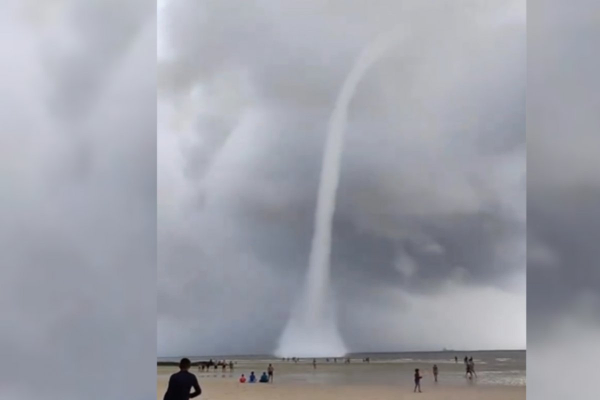 Vídeo: tromba d'água se forma em praia do Pará e surpreende banhistas 
