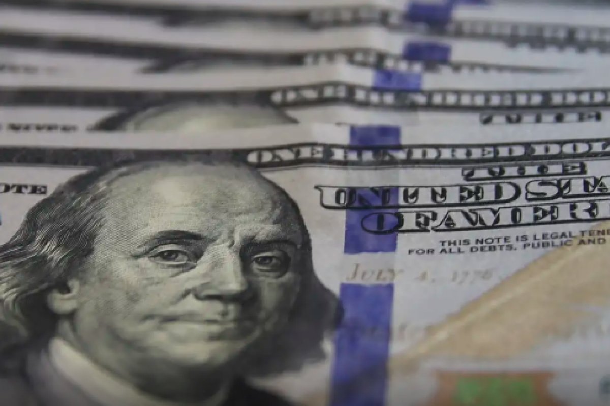 Dólar aumenta e Bolsa afunda às vésperas para o tarifaço de Trump entrar em vigor