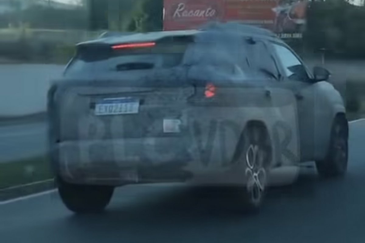 Renault Duster é flagrado em testes: virá renovado ao Brasil 