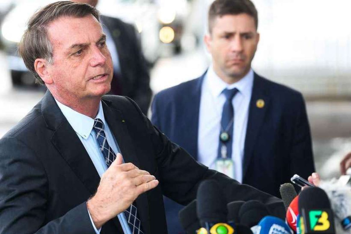 Bolsonaro repete ofensas a jornalista feitas por depoente na CPMI das Fake News 
