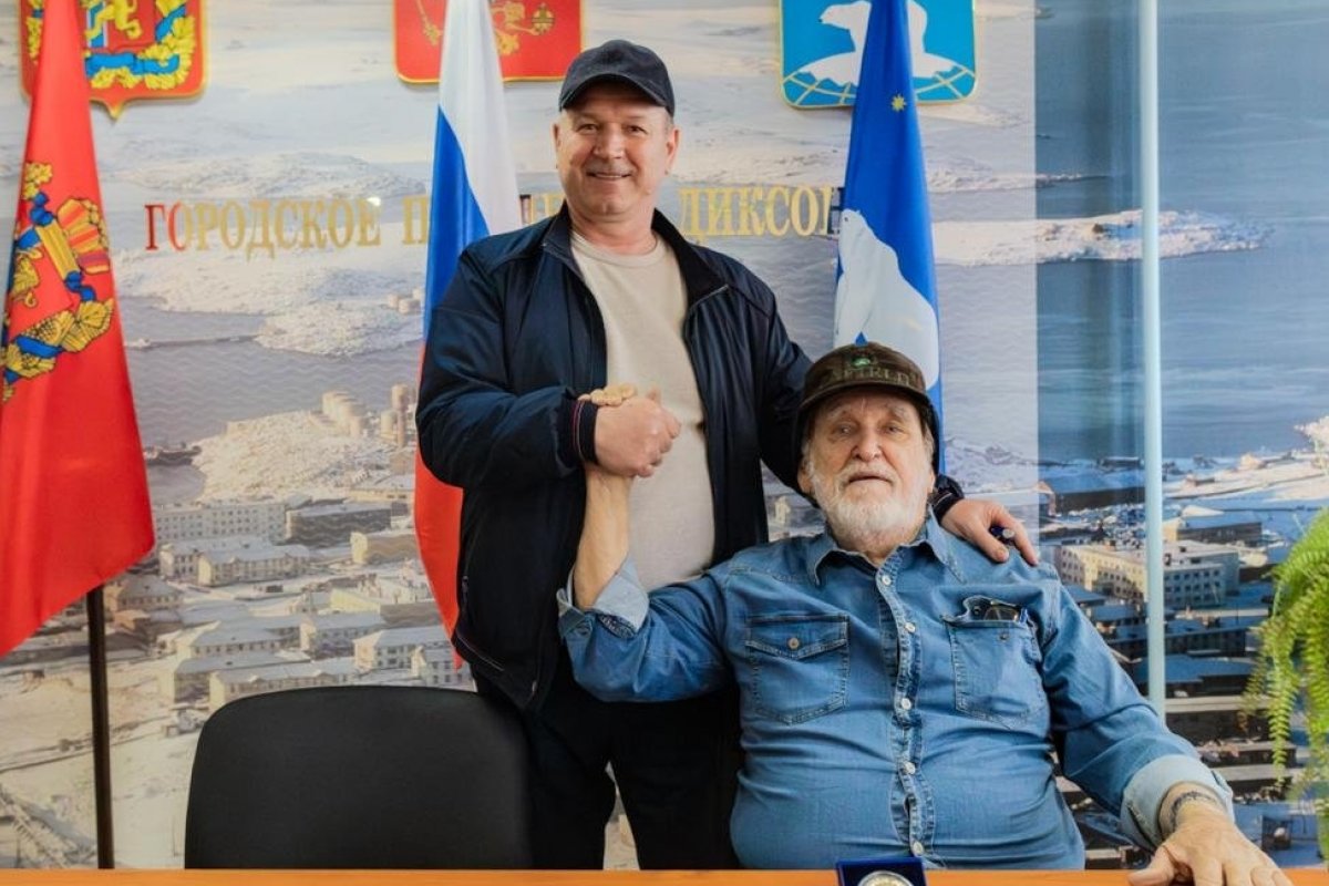 Aleixo Belov é homenageado em Dikson durante expedição inédita pela Passagem Nordeste! 