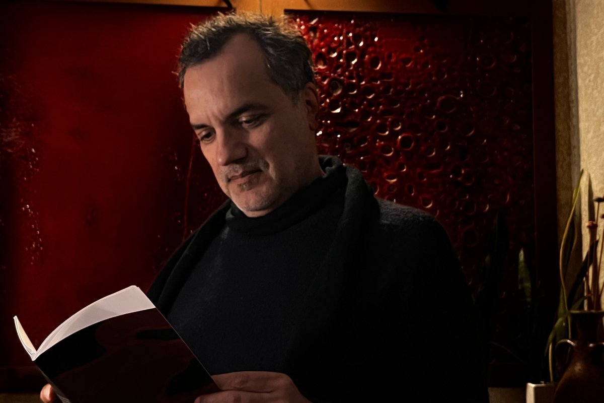 Péri faz estreia literária com “Poesias Vermelhas” !