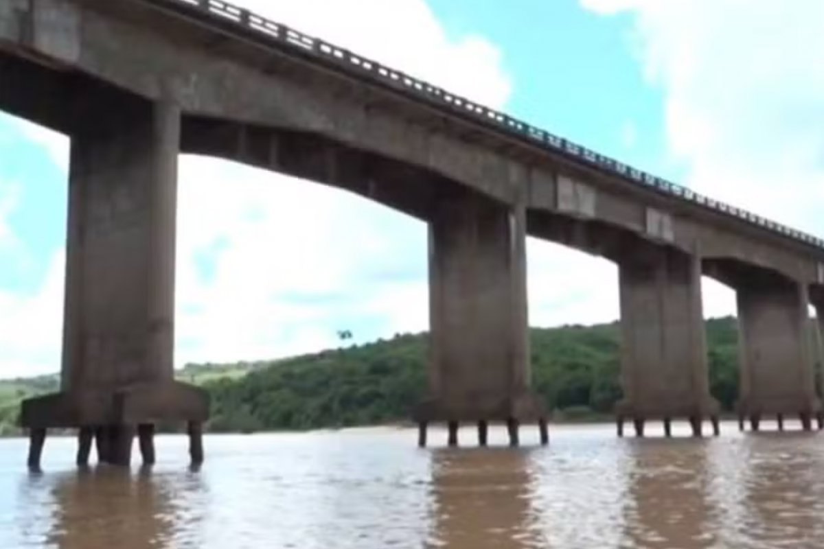 Ponte sobre o Rio Jequitinhonha suspende passagem para veículos pesados
