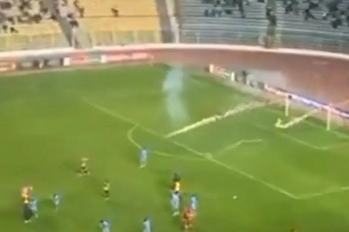 Vídeo: jogador de clube boliviano é atingido por rojão disparado da arquibancada