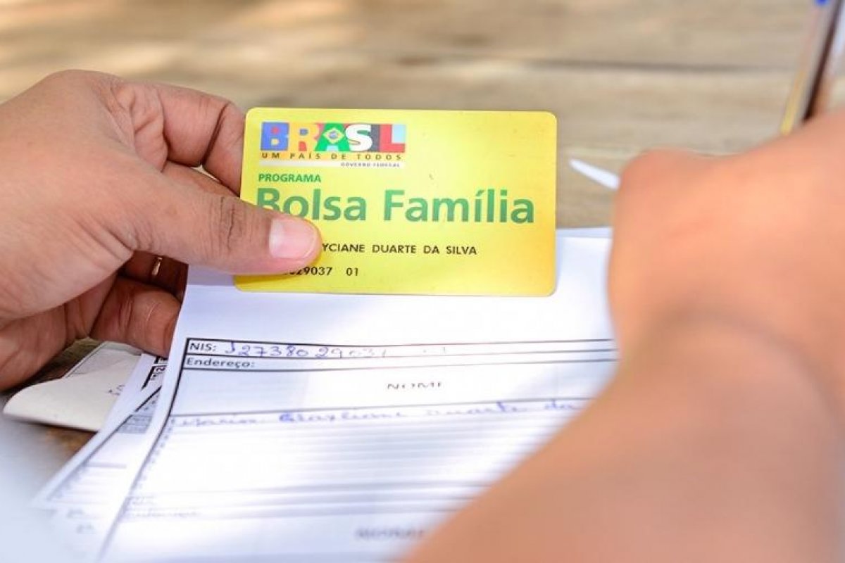 Cortes no Bolsa Família impulsionam aumento da extrema pobreza no Brasil