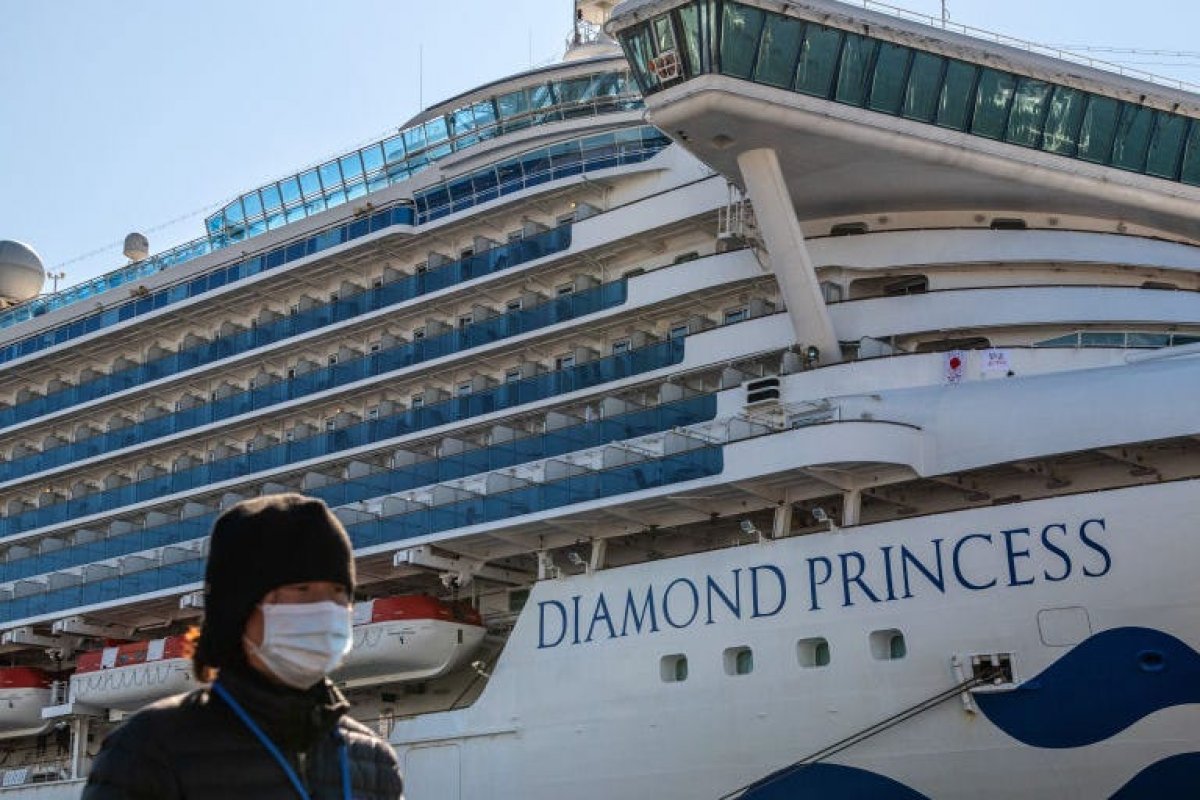 Passageiros em quarentena por coronavírus deixam navio no Japão