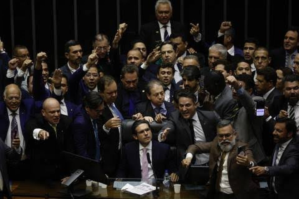 Motim bolsonarista inviabiliza Câmara por 30 h, e Motta só consegue abrir sessão após Lira intervir