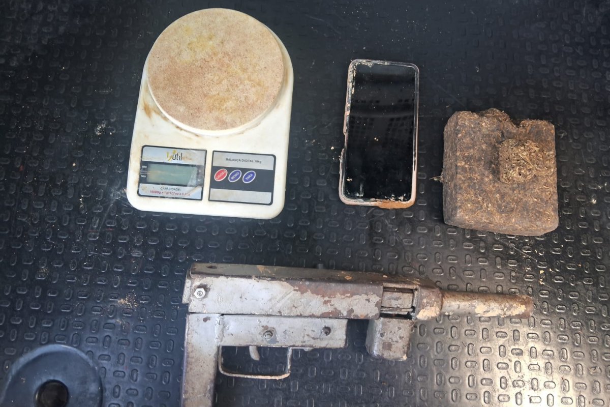Submetralhadora de fabricação caseira é apreendida em bairro de Salvador 