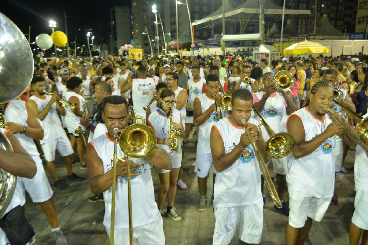 Fanfarras e blocos animam foliões na Barra nesta quarta-feira (19)