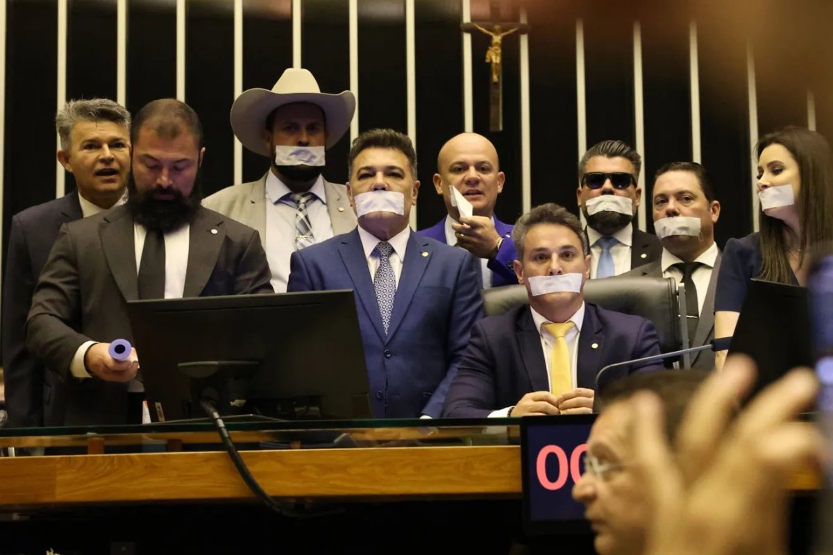 Após Lula cobrar impeachment, oposição relembra que PT já ocupou o Congresso 